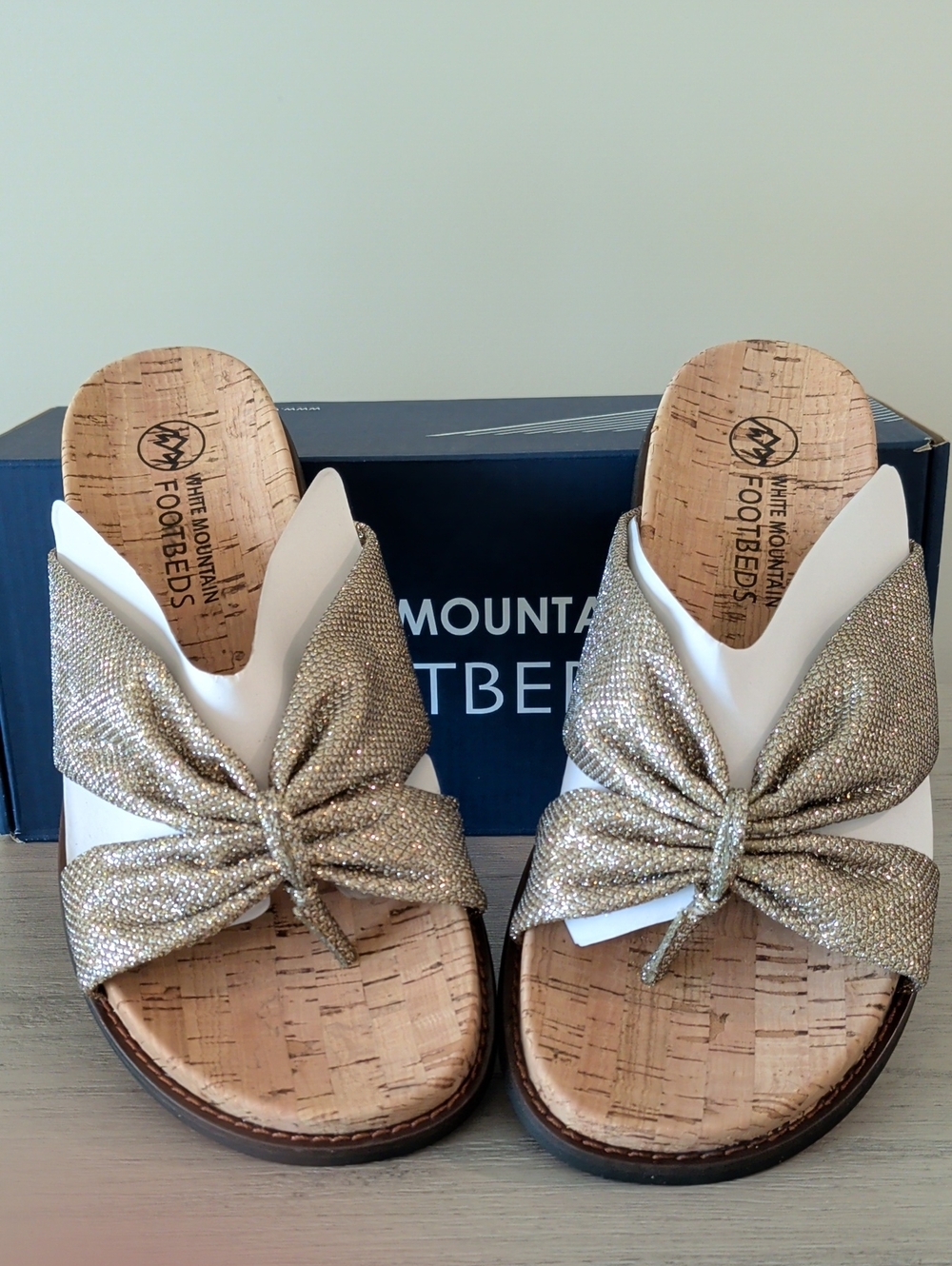 White Mountain NIB 8.5 Gold Glitter